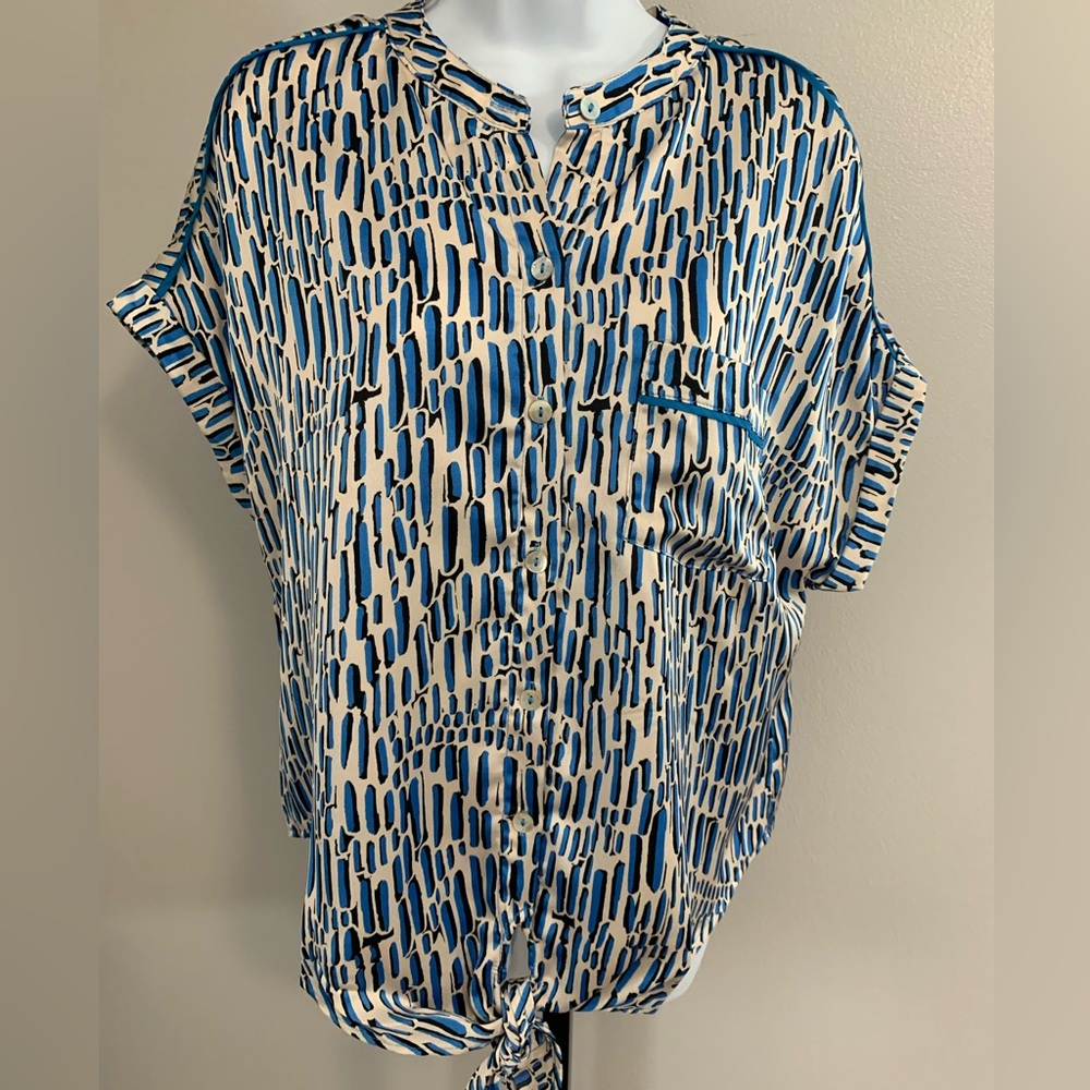 NWT Umgee Blue, Black and White Patterned Short Sleeve Tie-Hem Women's Top